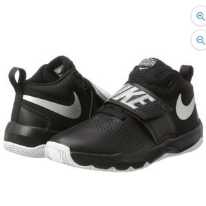 Nike team hustle D8 Boys lace up sneaker